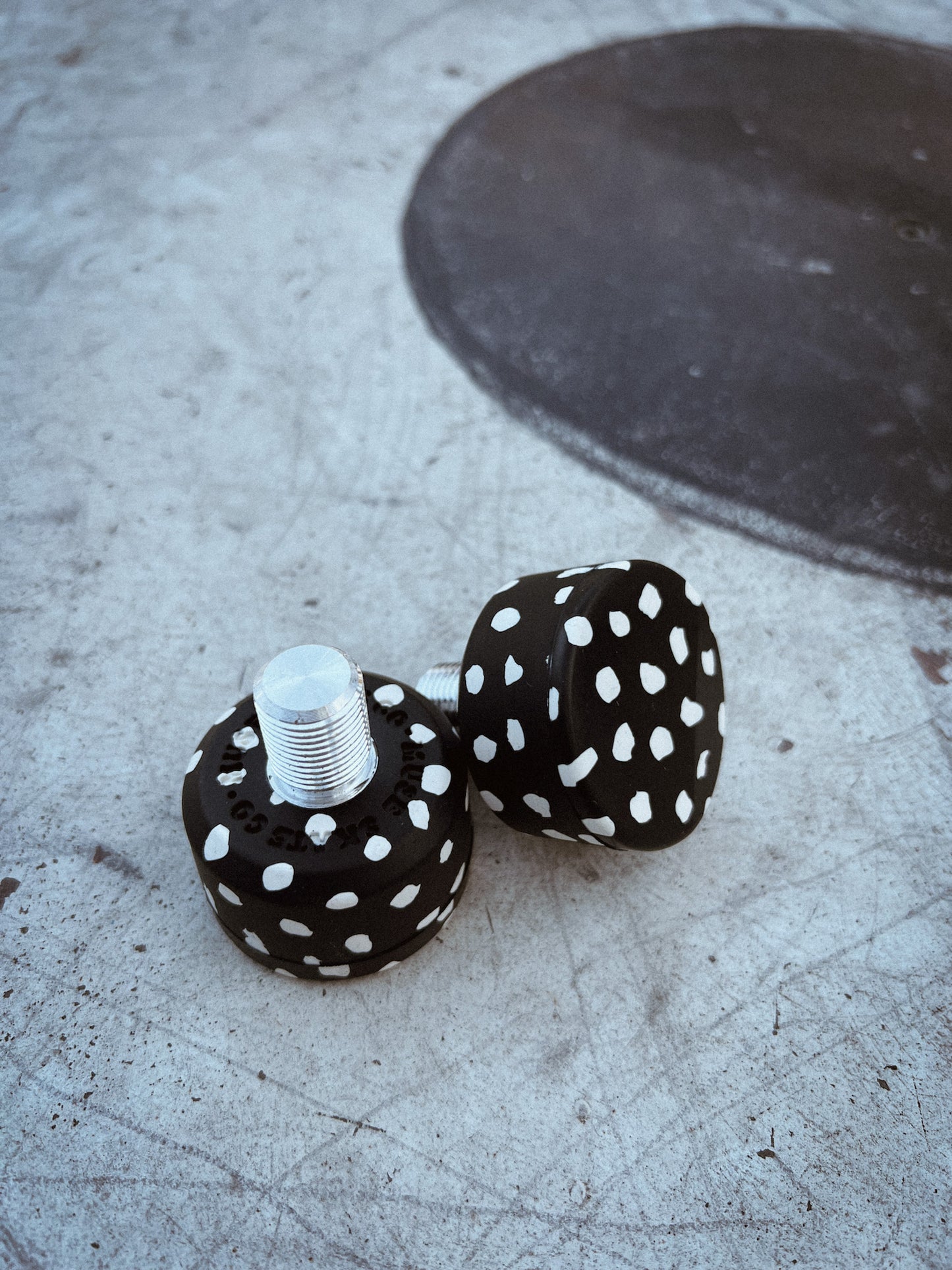 Black & White Spotted Toe Stops